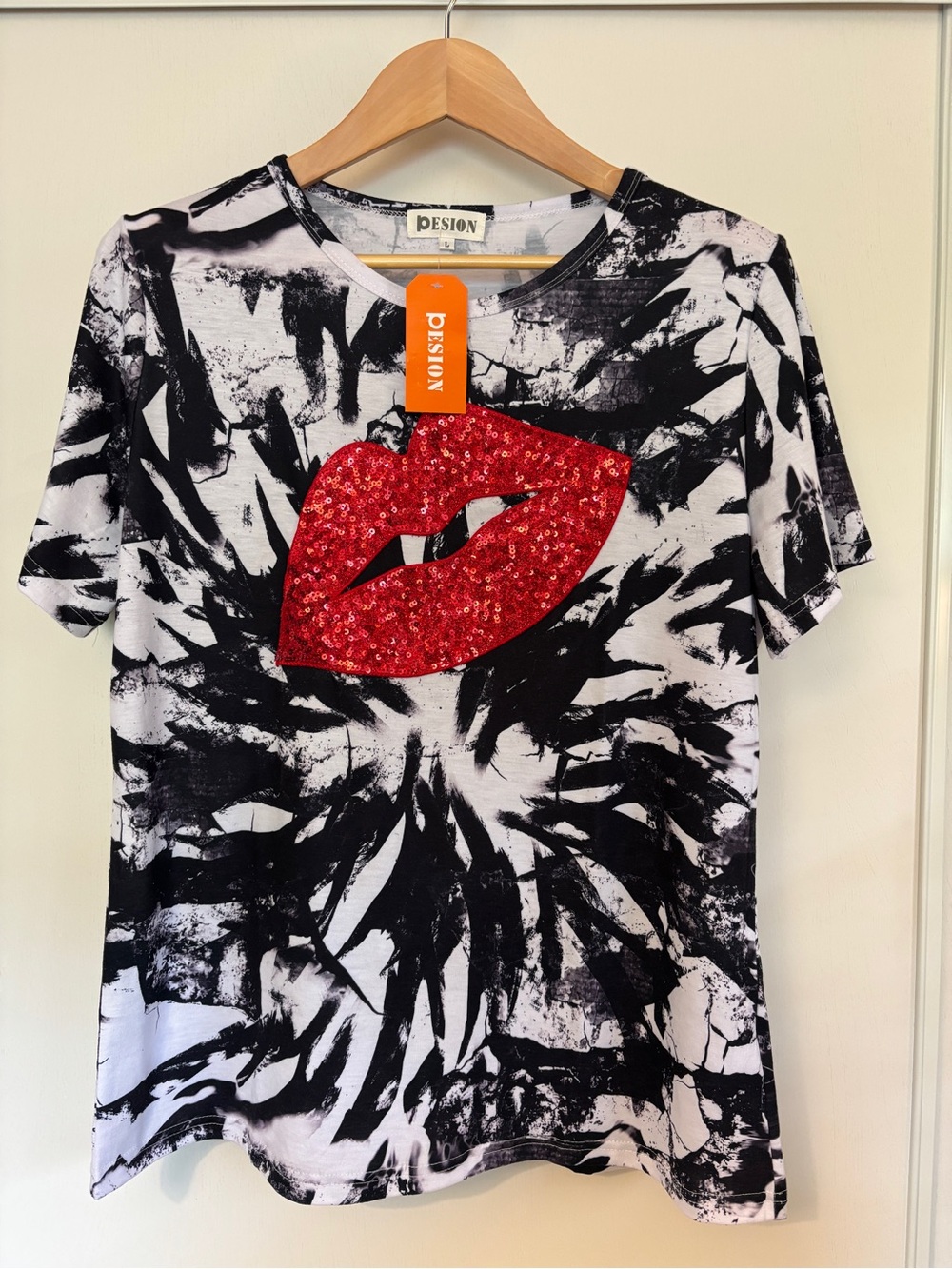 Graphic Tee Red Sequin Lips Size Large Black White Red Edgy Glam Artsy Going Out